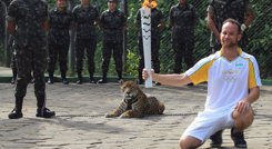 Foto: Matan a tiros al jaguar que acompañaba a la antorcha olímpica tras intentar escapar (REUTERS/MARCIO MELO) 