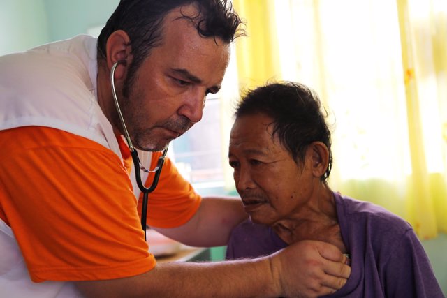 Un médico atiende a un afectado por el tifón Haiyán en Filipinas