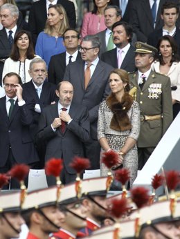 Foto: La Infanta Elena sigue el desfile junto a autoridades del Estado (EUROPA PRESS)